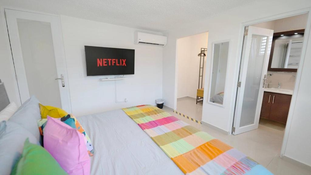 Postel nebo postele na pokoji v ubytování Aquaville Dorado Moderna Villa 5