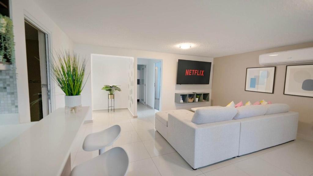 TV a/nebo společenská místnost v ubytování Aquaville Dorado Moderna Villa 5