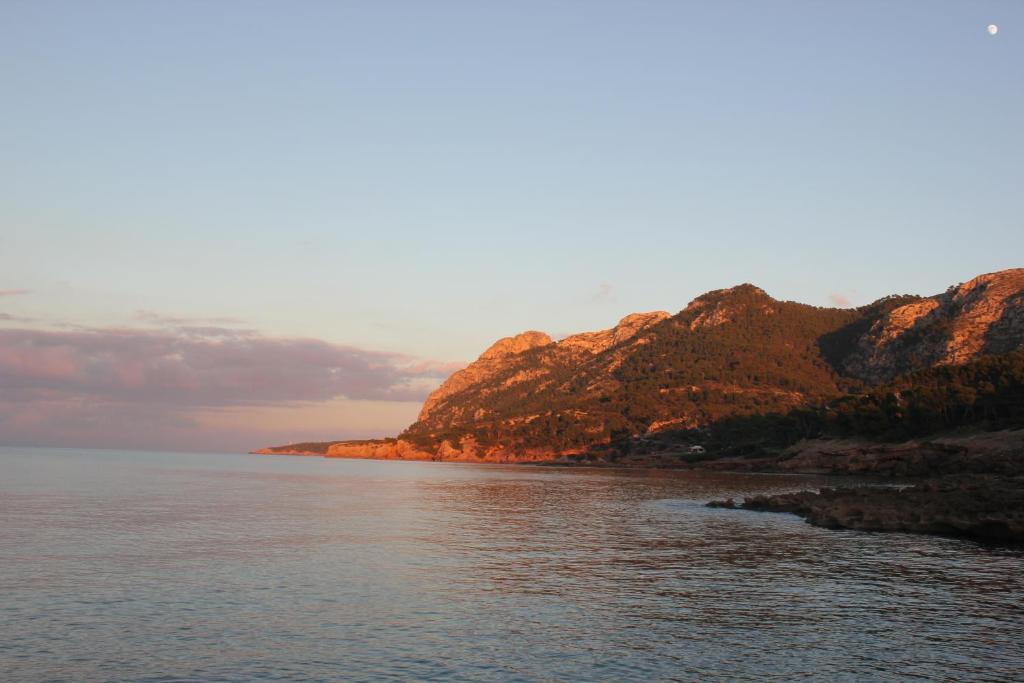 a view of the ocean with mountains in the background at Hostal Brisa Marina in Port d'Alcudia