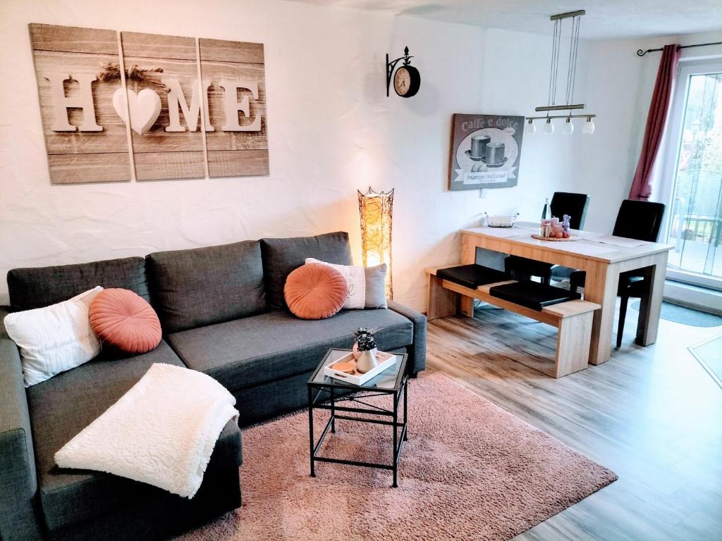 ein Wohnzimmer mit Couch und Schreibtisch in der Unterkunft Ferienwohnung Schneider in Münk