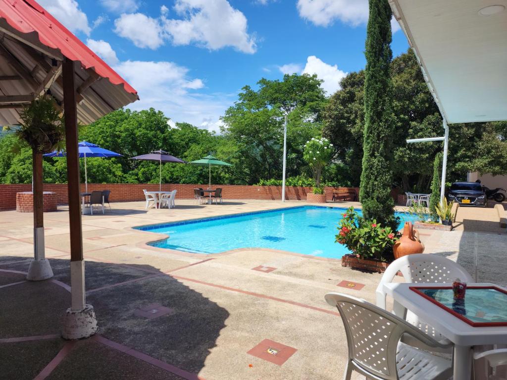 Piscina de la sau aproape de Hotel OK El Edén Tocaima