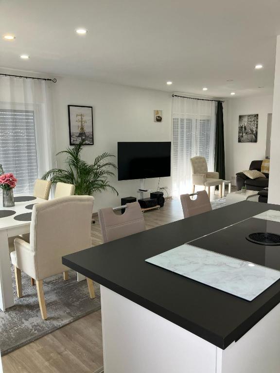 TV a/nebo společenská místnost v ubytování Moderne Einliegerwohnung nähe Ingolstadt und Bad Gögging