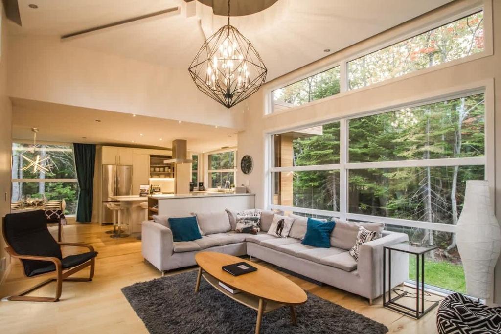a living room with a couch and a table at L'Ambitieux de Charlevoix in Petite-Rivière-Saint-François
