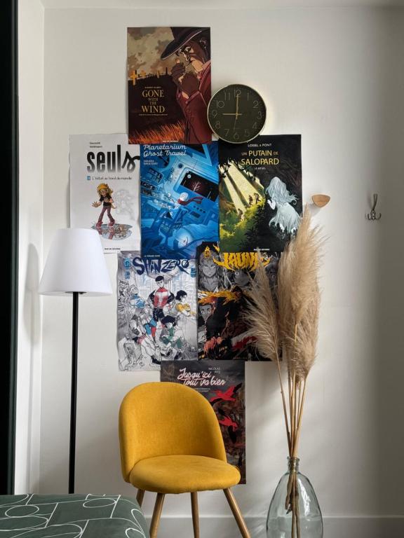 une pièce avec une chaise et un mur avec des bandes dessinées dans l'établissement La bulle d'Angouleme, à Angoulême