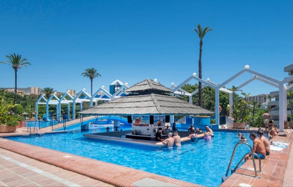 Bazén v ubytovaní EL ESTUDIO DE LA PLAYA BENALBEACH Holidays Paradise alebo v jeho blízkosti