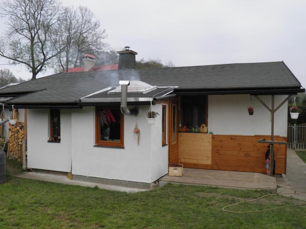 Casa blanca con porche y terraza en Bungalov Mladé Buky, en Mladé Buky