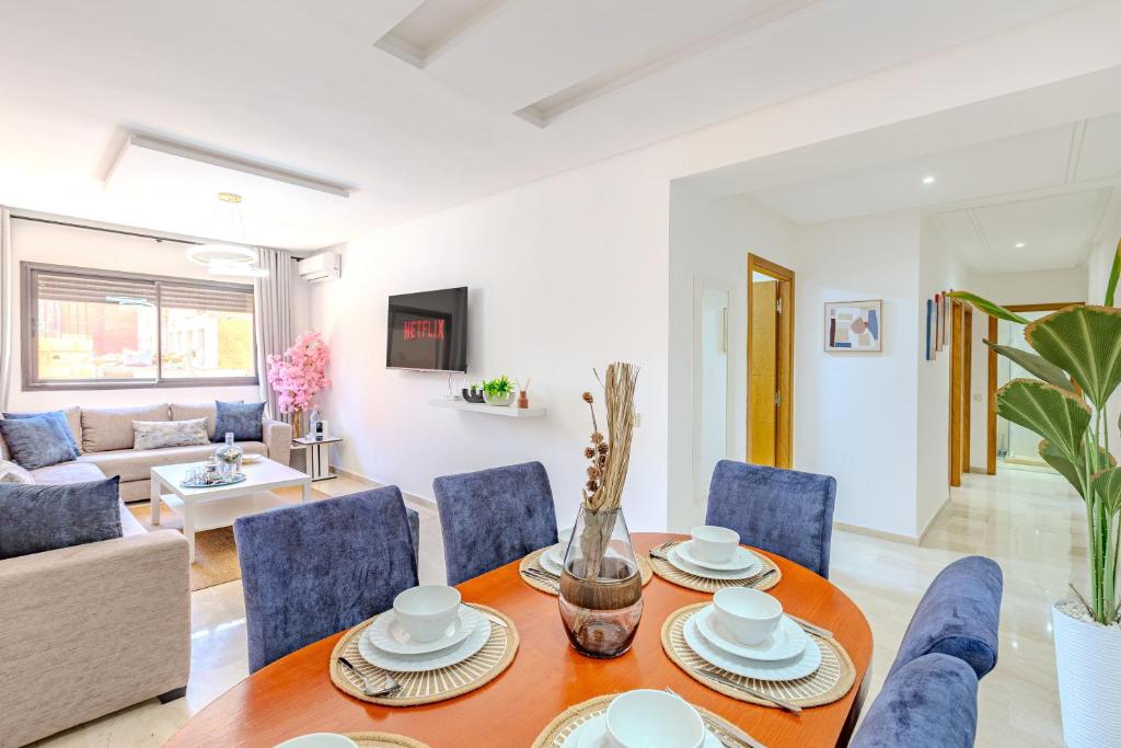 un salon avec une table et des chaises dans l'établissement Appartement élégant et cosy, à Marrakech
