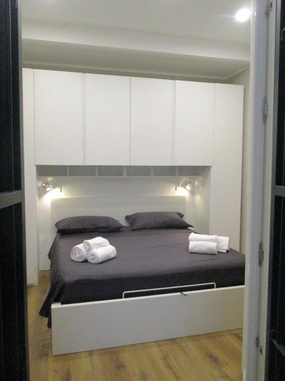 1 dormitorio con 1 cama grande y armarios blancos en TheLozzasHome, en Génova