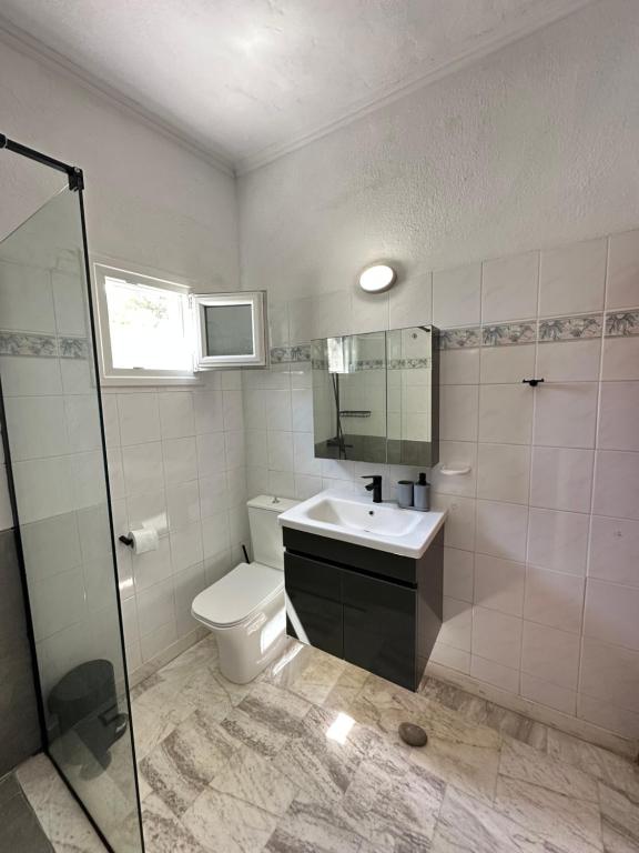 Koupelna v ubytování Ikidiki Beach Villa