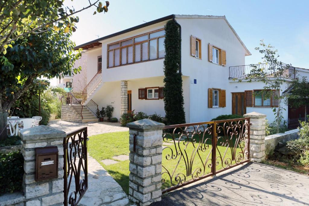 ein Haus mit einem Tor davor in der Unterkunft Apartments Leo in Rovinj