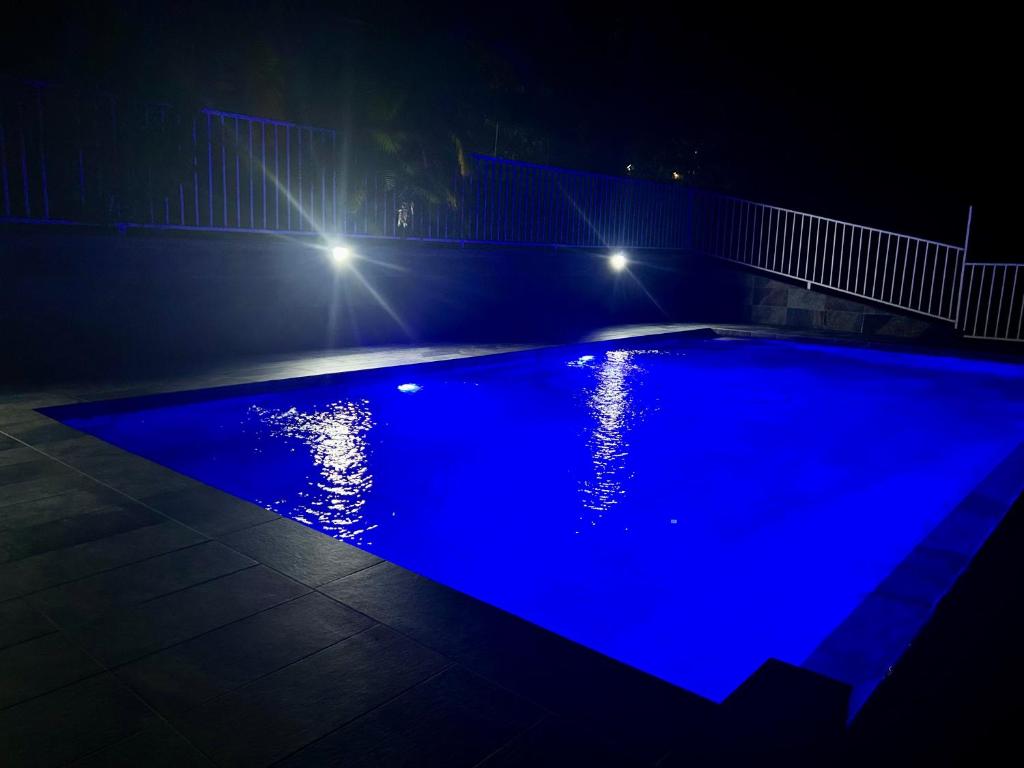 Bazén v ubytování Bleu Soleil nebo v jeho okolí
