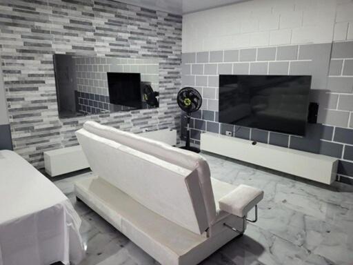 a white room with a fireplace and a white bench at Studio apartment - 4 pax salomia in Cali