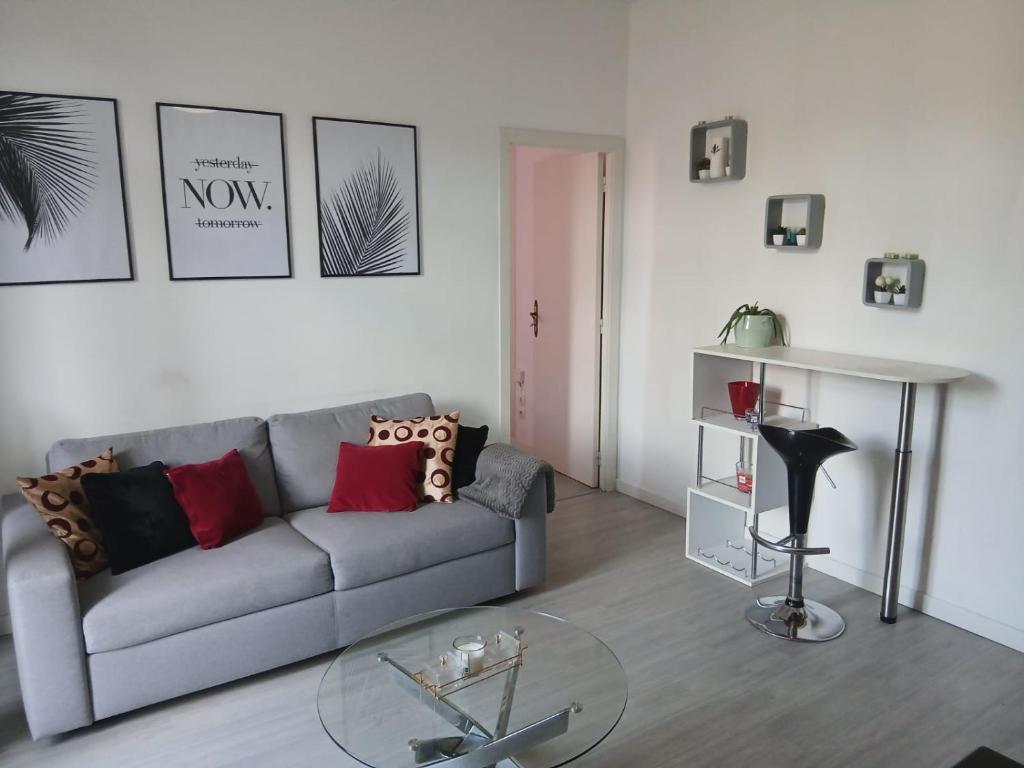 un salon avec un canapé et une table en verre dans l'établissement Bel appartement pour vos séjours sur la côte, à Nice