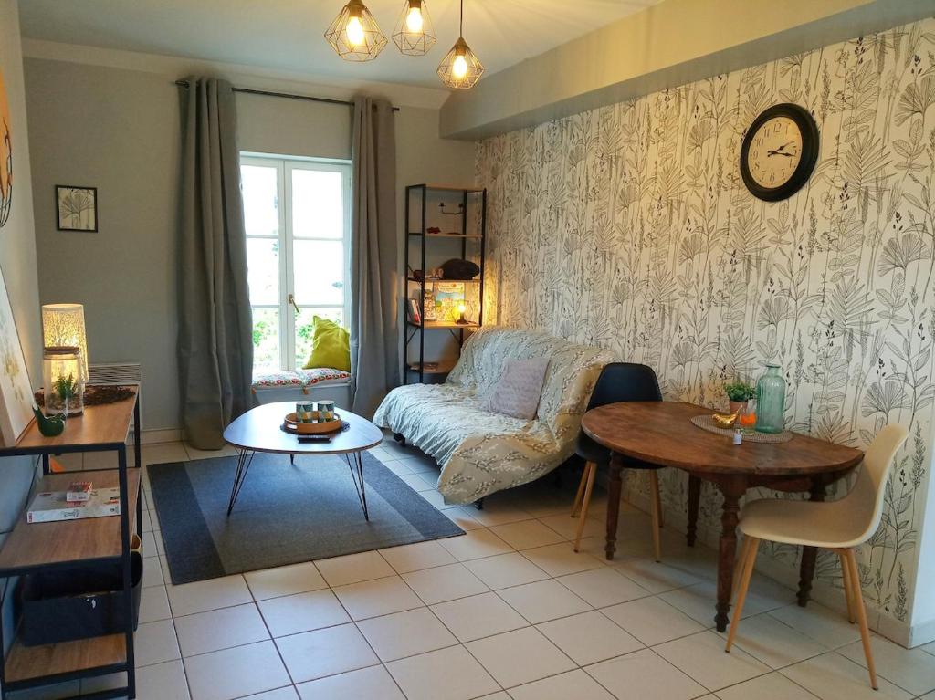 a living room with a couch and a table at Charmant Pied à Terre a Blois pour 1 a 4 voyageurs in Blois