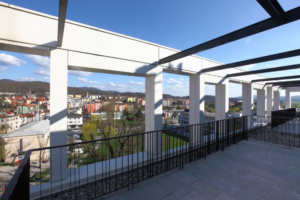 Rõdu või terrass majutusasutuses Hotel Kras
