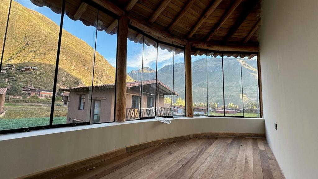 Una habitación grande con grandes ventanales con vistas a la montaña. en Cosy Room with Bathroom in Prime Area, en Písac
