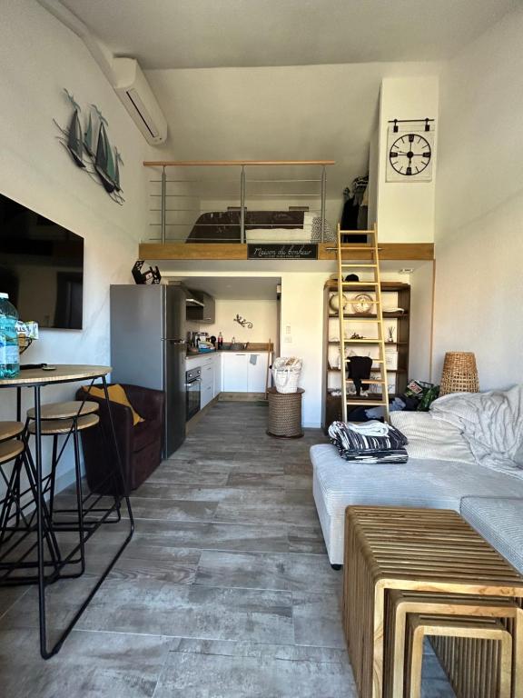 Cette chambre comprend une cuisine et une mezzanine. dans l'établissement La maison du bonheur, à Leucate-Plage