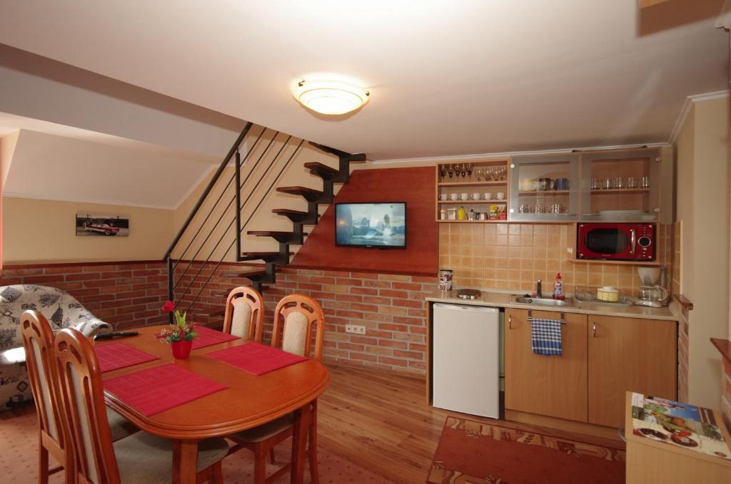 Kuchyňa alebo kuchynka v ubytovaní Gyulai Brill Apartman