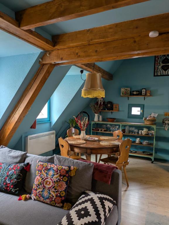 un salon avec un canapé et une table dans l'établissement La Nuée Bleue, à Strasbourg