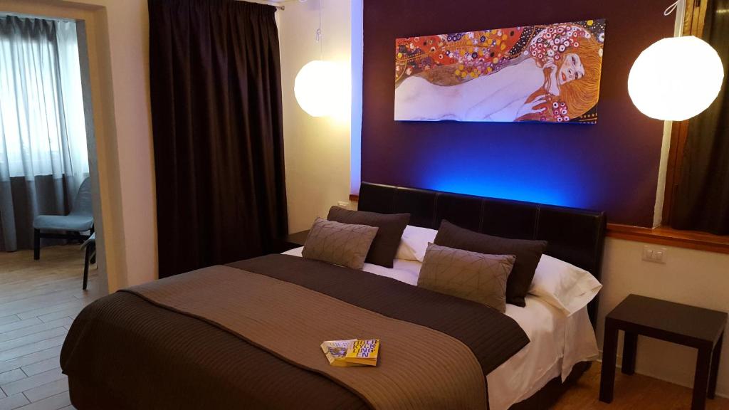 um quarto com uma cama grande e uma parede azul em Casa Lady em Garda