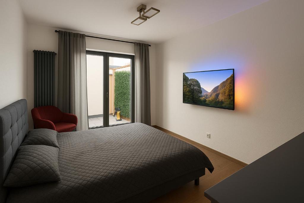TV a/nebo společenská místnost v ubytování La Suite Hotel & Apartment, Hanau City Centre - Contactless Check-in