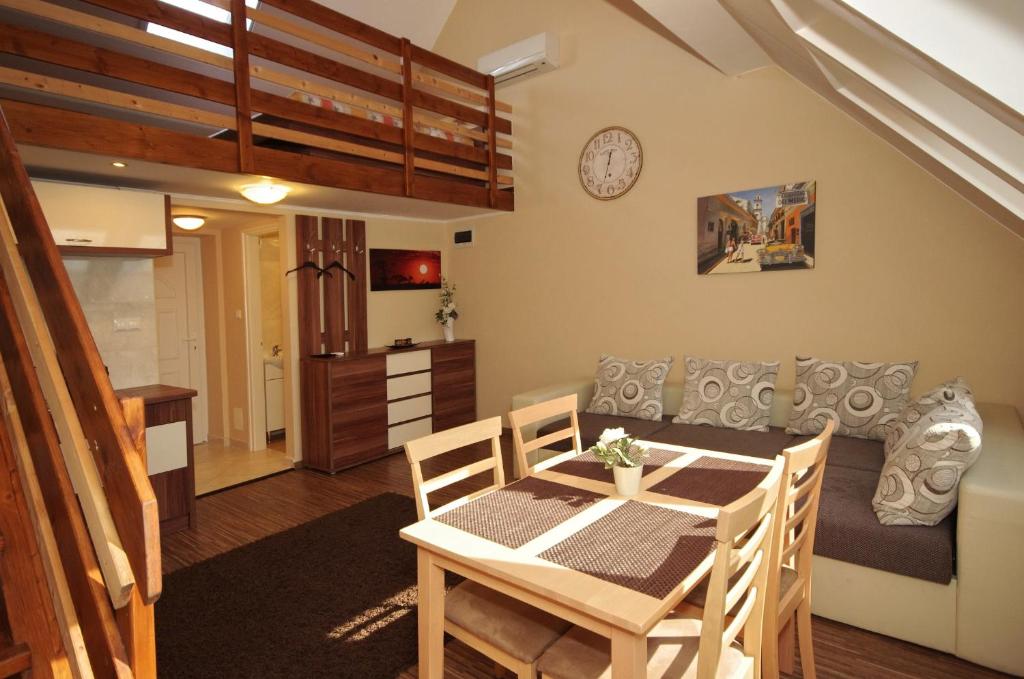 Posedenie v ubytovaní Gyulai Brill Apartman