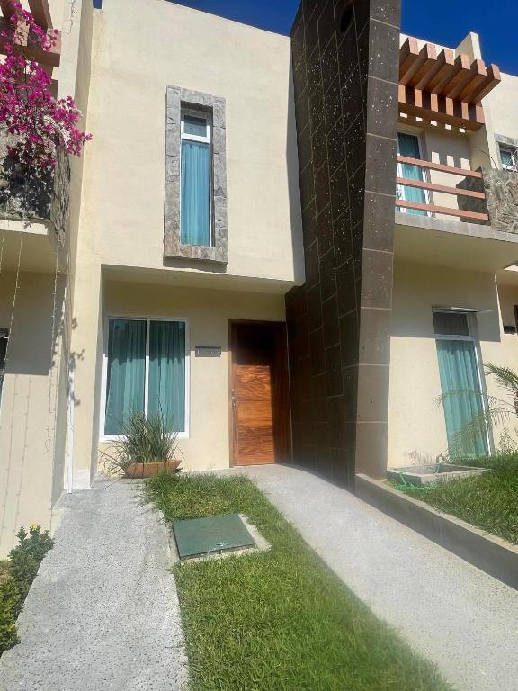 una casa grande con una puerta y un patio en San Angel, en Topilejo