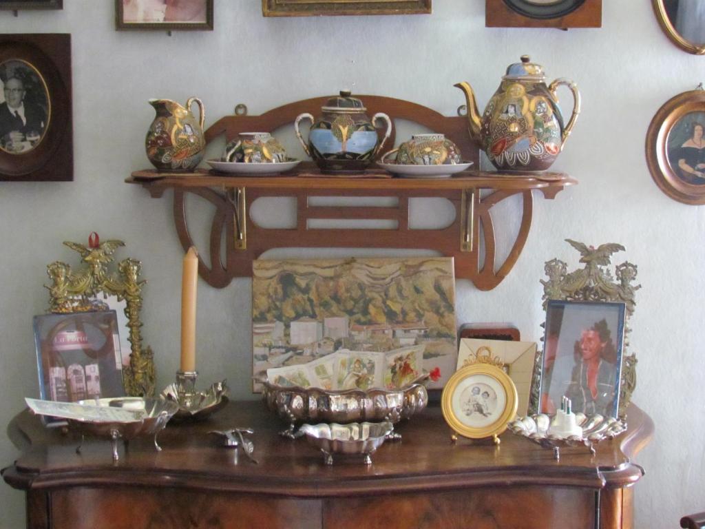 CorridoniaにあるVilla Maria Bed & Breakfast, Corridonia, Marcheの皿と花瓶が並ぶテーブル