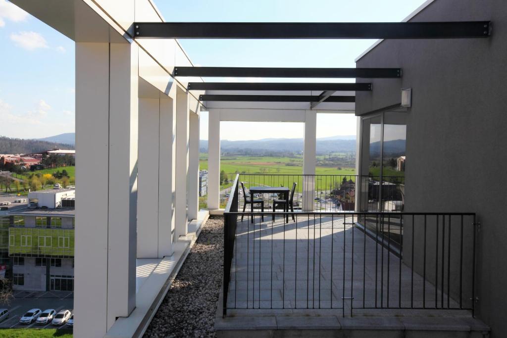 Rõdu või terrass majutusasutuses Hotel Kras