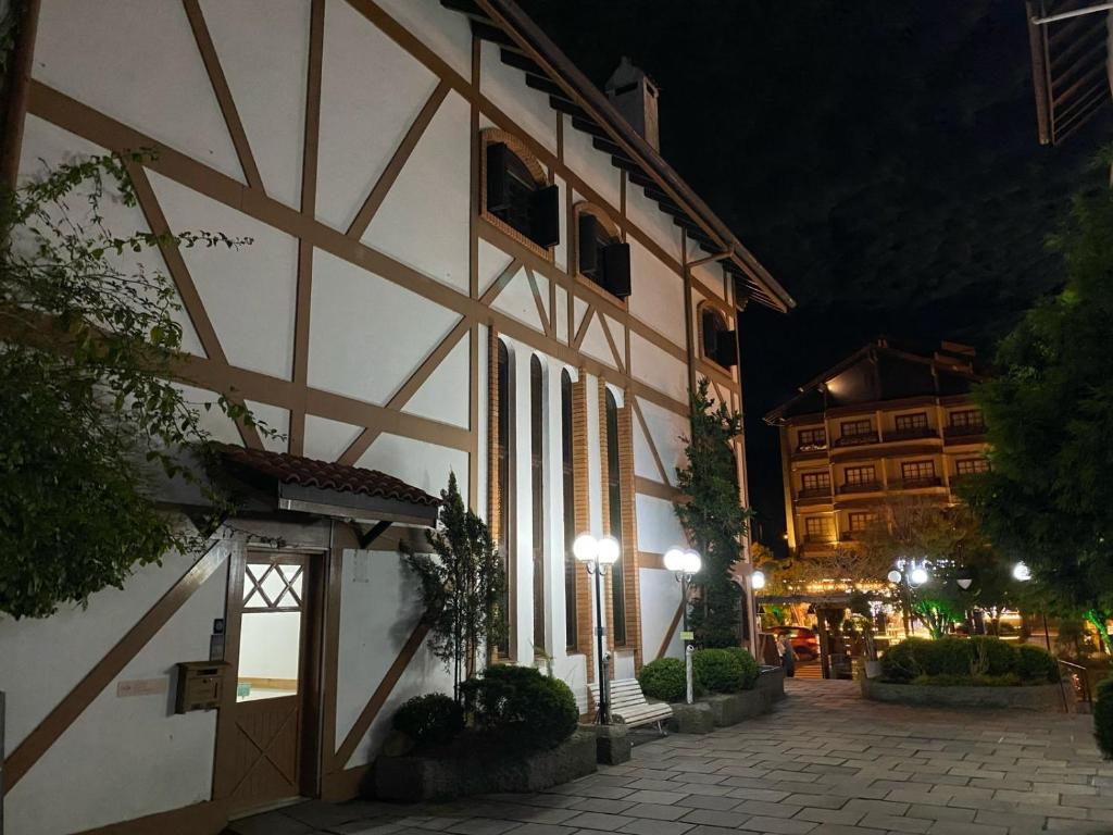 a building at night with lights on a street at Apartamentos Gramado Centro - Localizados Próximo a Rua Coberta in Gramado
