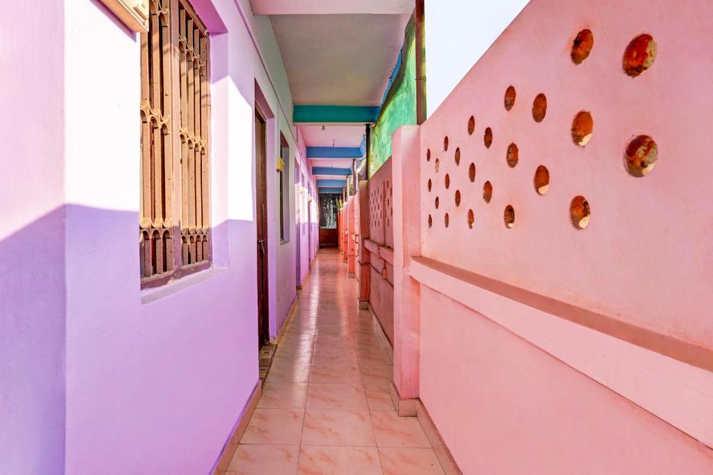 Super OYO Meera Guest House - Housity