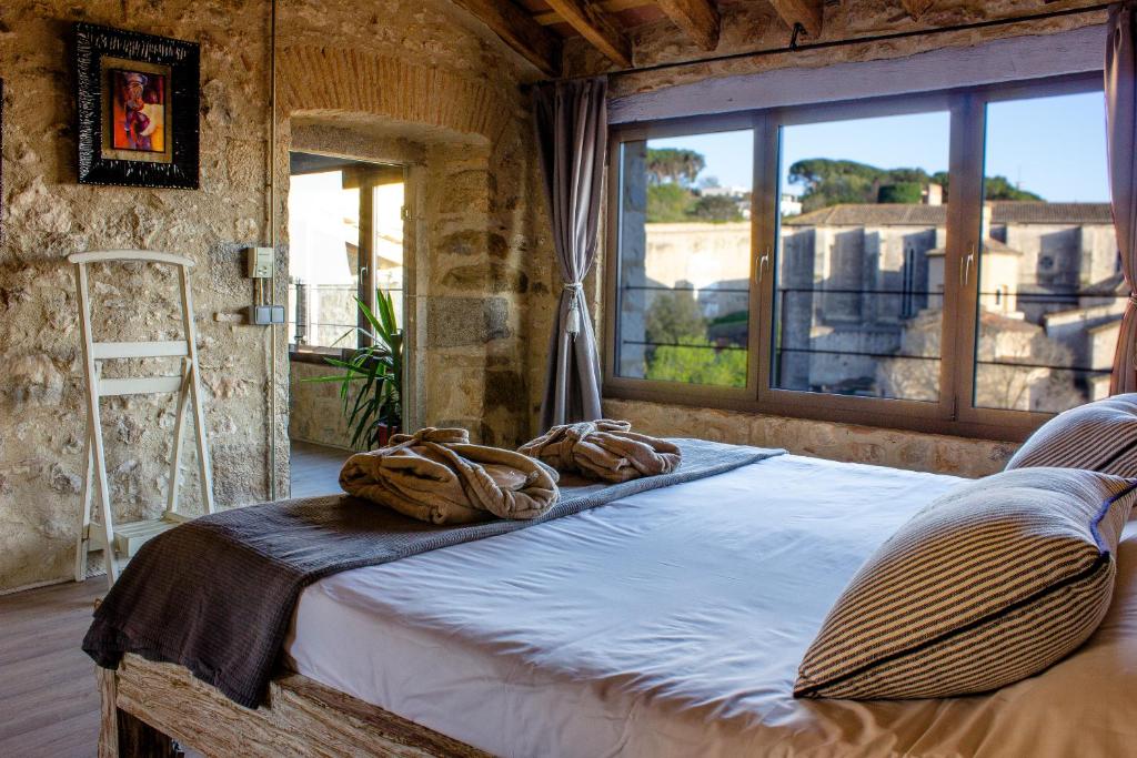 Postel nebo postele na pokoji v ubytování AS Palau dels Alemanys Suites Boutique Monument