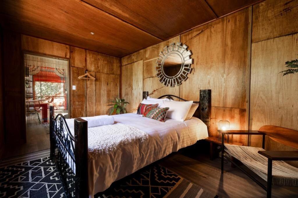 Postel nebo postele na pokoji v ubytování Sun Suite - tiny home treehouse