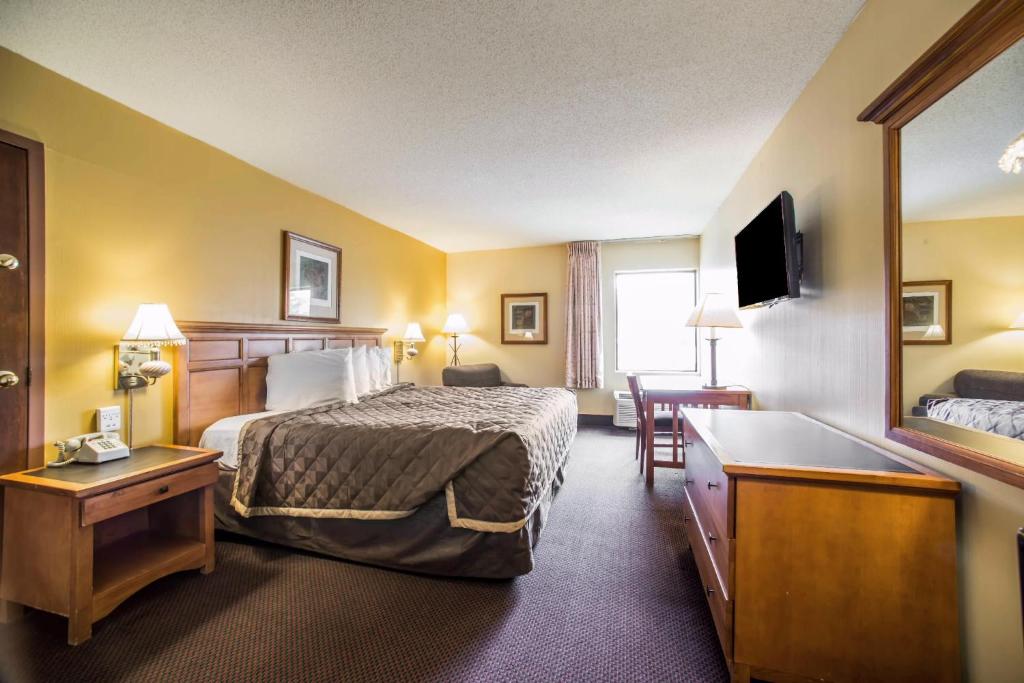 Econo Lodge Marion - King Room - Fumo