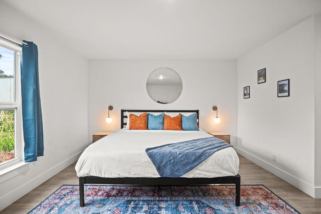 ein Schlafzimmer mit einem Bett und einem großen Fenster in der Unterkunft Chic & Central 3br Mins To Downtown in West Palm Beach