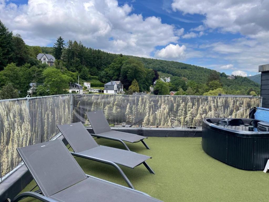 due sedie e una vasca sul tetto di una casa di Holiday Home in Ardennes near Coo Waterfalls a Trois-Ponts