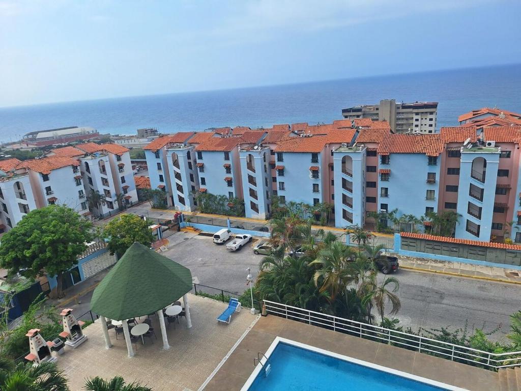 CaraballedaにあるA beautiful apartment with ocean and pool viewsのプールと海のあるリゾートの景色