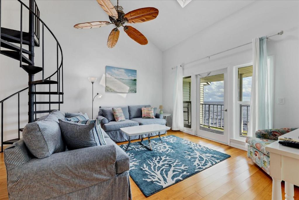 Χώρος καθιστικού στο Port Charlotte Private Waterfront Condo WA4410-317