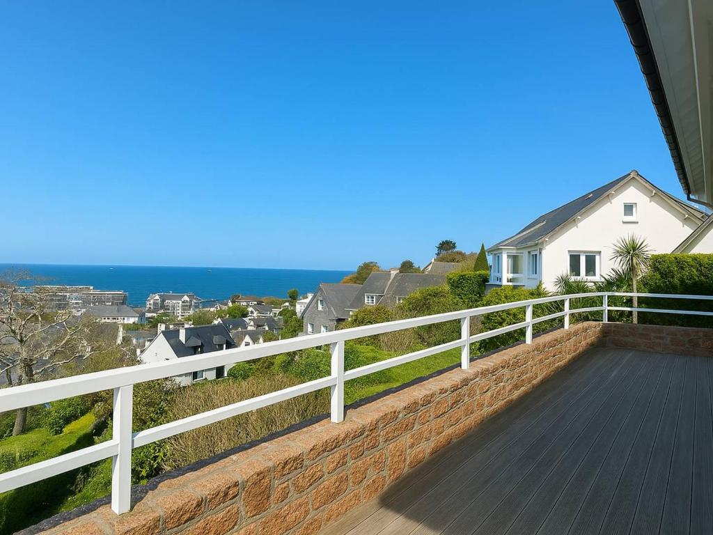 une vue sur l'océan depuis le balcon d'une maison dans l'établissement Villa à Perros-Guirec avec vue mer, jardin, terrasse, 400m de la plage, WIFI - FR-1-368-42, à Perros-Guirec