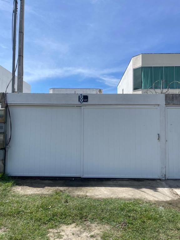 カボ・フリオにあるCasa Duplex 2 quartos com amplo quintalの白いガレージのドア