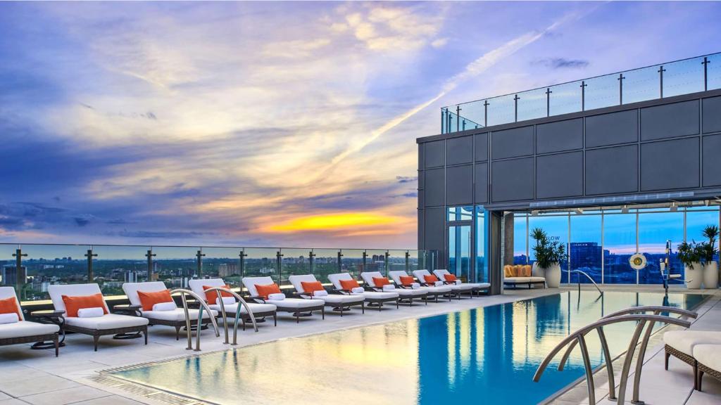 Bazén v ubytování Hotel X Toronto, a Destination by Hyatt Hotel nebo v jeho okolí