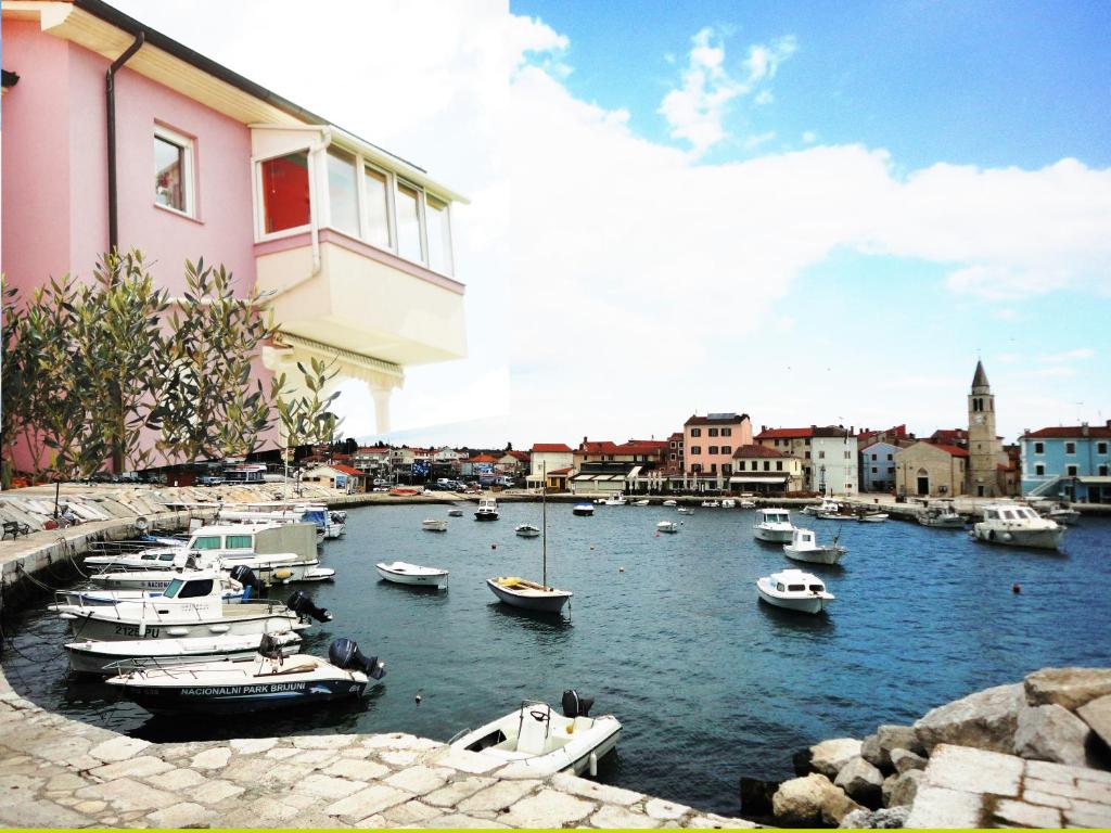 un gruppo di barche sono ormeggiate in un porto di Apartment Anna a Fažana