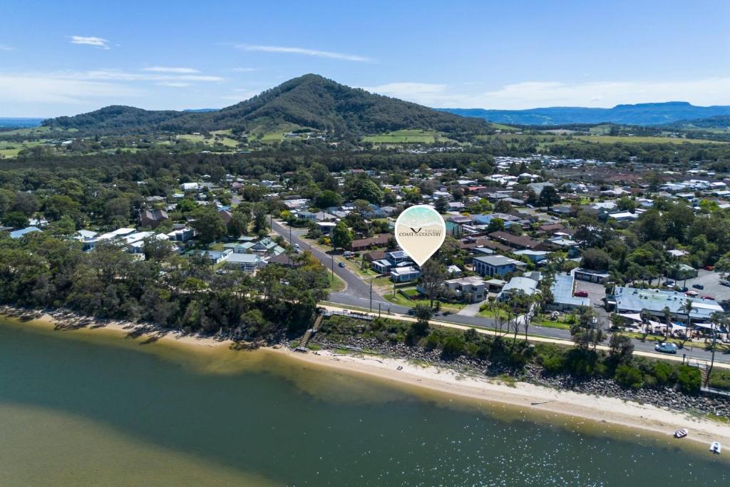 une vue aérienne d'une ville au bord de l'eau dans l'établissement Riverbank Cottage & Studio, à Shoalhaven Heads