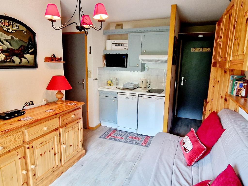 - une petite cuisine avec un canapé dans l'établissement Charmant studio cabine près des pistes à La Plagne Montalbert - FR-1-755-38, à Aime La Plagne