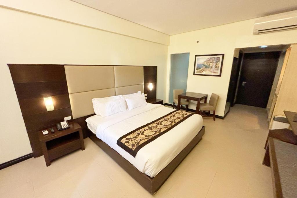 Uma cama ou camas num quarto em The Muse Hotel Boracay