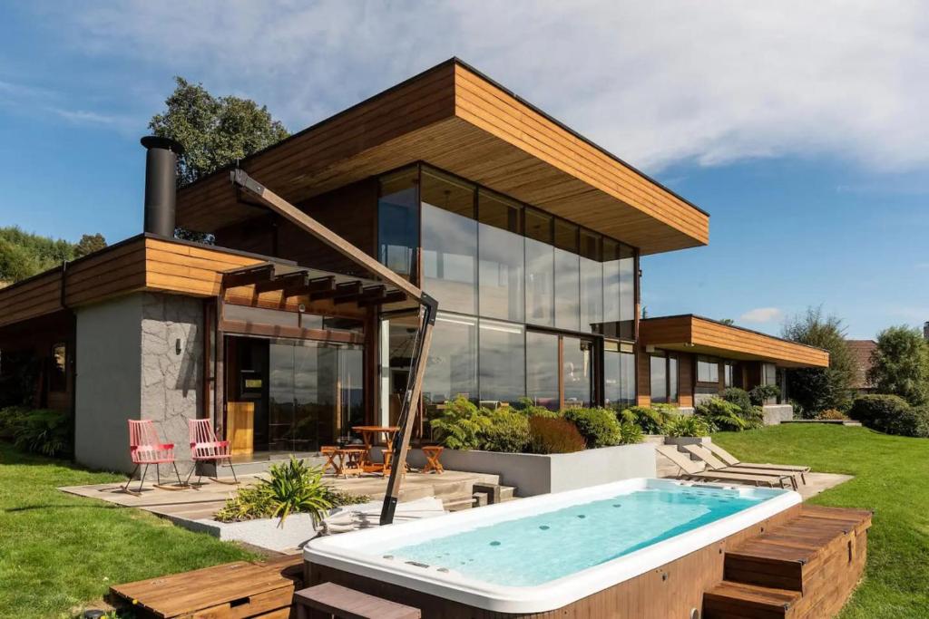 a house with a swimming pool in the yard at Luxury House Altamira Grill Jacuzzi Pool in Villarrica