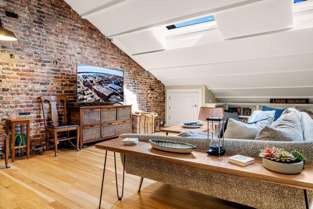 Televisyen dan/atau pusat hiburan di Luxury Penthouse Steps from Downtown Portland