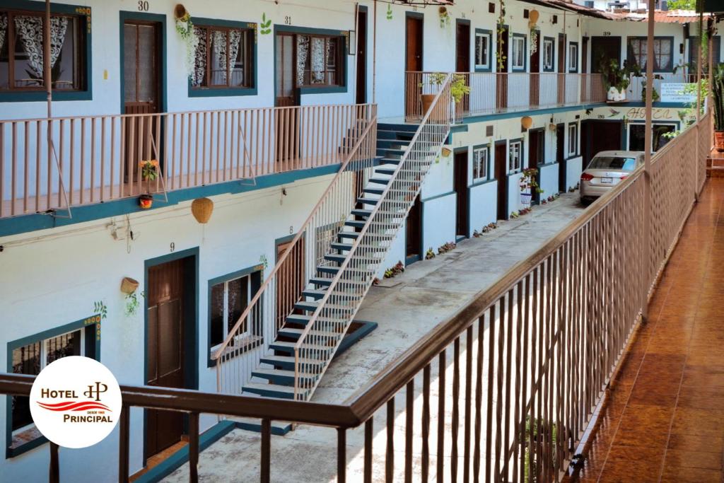 ein Blick vom Balkon eines Gebäudes mit Treppe in der Unterkunft Hotel Principal in Coatepec