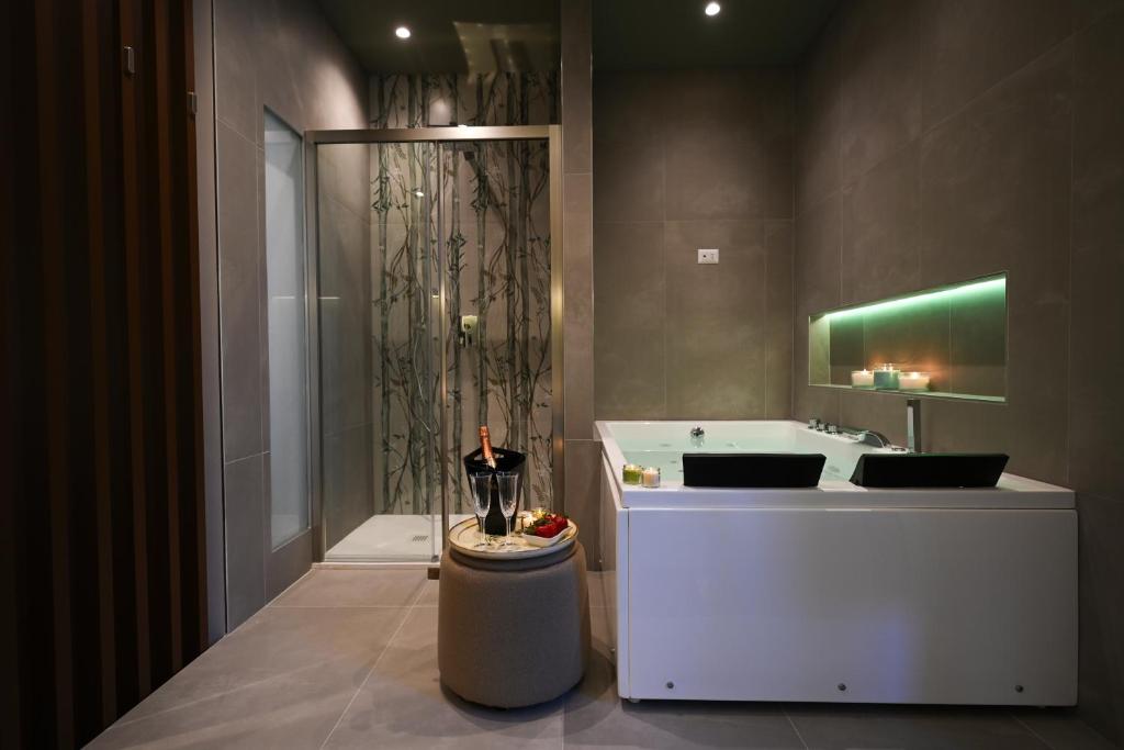 ein Badezimmer mit Dusche, Waschbecken und Badewanne in der Unterkunft La finestra sul Campanile Luxury Suite & Loft in Bari