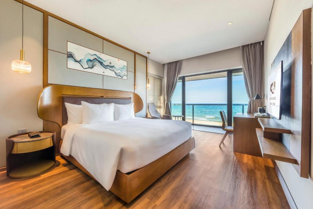 Postel nebo postele na pokoji v ubytování KOI Resort & Residence Da Nang